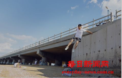惊魂一刻，烟台两女孩海边溺水 3分钟救援